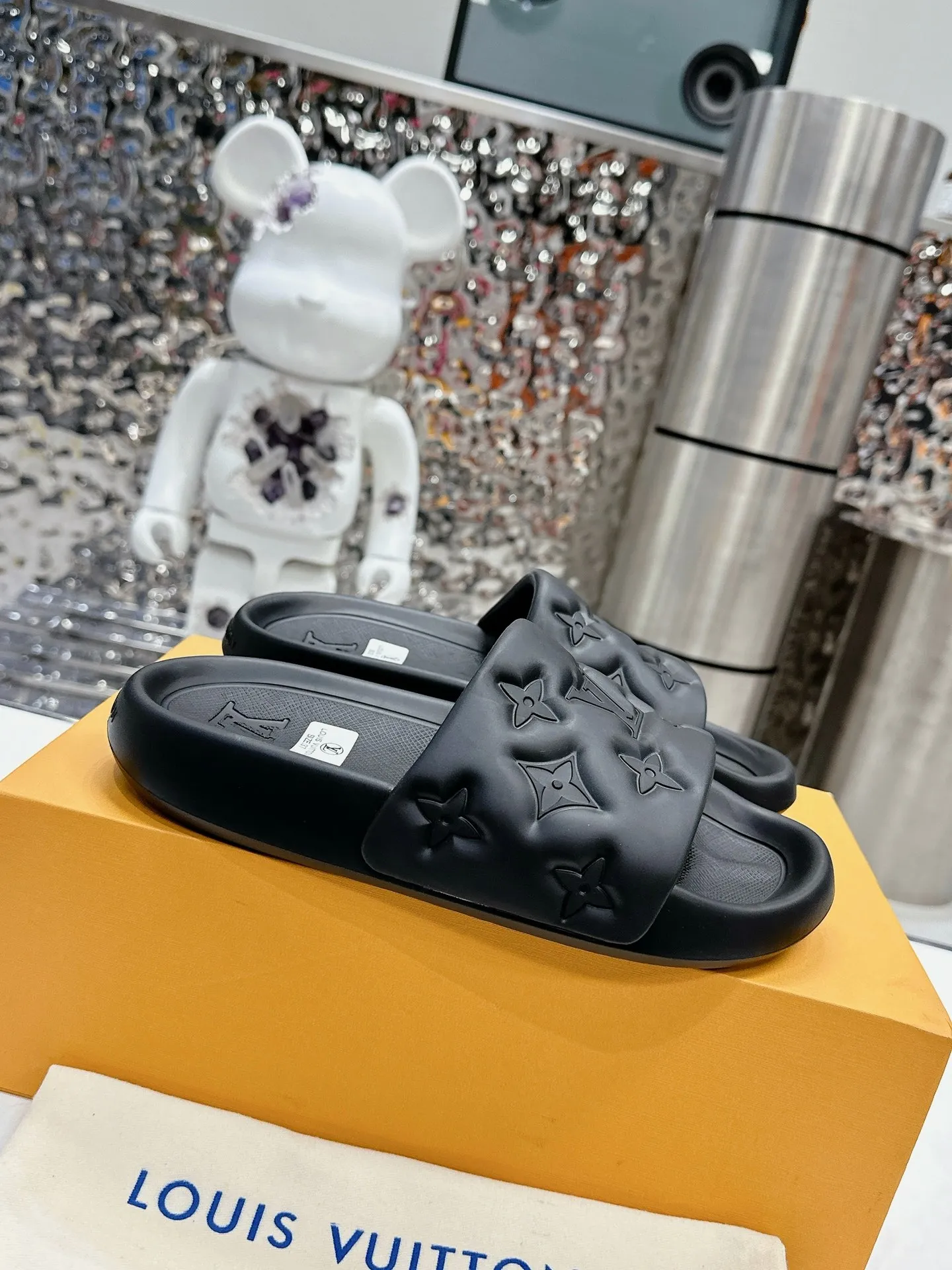 [L Home] P: 280💰 ▪️Shoe size: Women's 35-40 Men's 38-46▪️Packaging: Counter top quality~original packaging 𝟐𝟎𝟐5 Louis Vuitton counter's new embossed slippers, lv monogram embossed slippers, Waterfront sandals are back with a new look, and the upper buckle is embossed with lv's iconic Monogram pattern. Made of waterproof rubber with a comfortable and resilient insole. The lightweight, flexible outsole is embossed with the Louis Vuitton logo. ▪️Fabric: Original molded rubber foam surface ▪️Technology: embossed logo ▪️Sole: Original molded rubber foam outsole ▪️Sole thickness: 3CM.